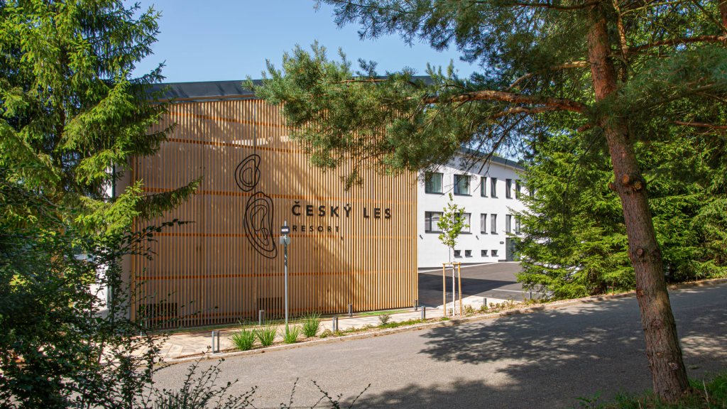 Kryptoměny mění cestování: V českém resortu zaplatíte pobyt i bitcoinem - Resort Český les